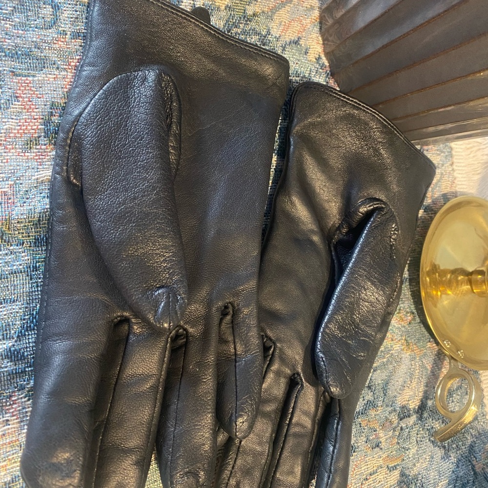 Danier Black Leather Women’s Gloves with Button Detail - Picture 2 of 5